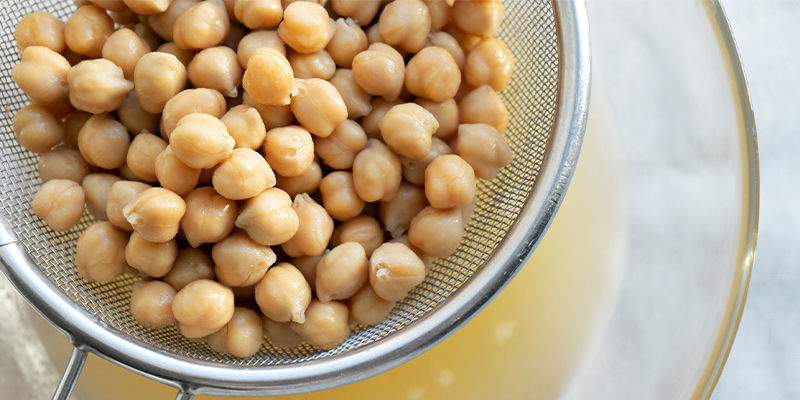 2. Použijte aquafabu jako posilovač květu