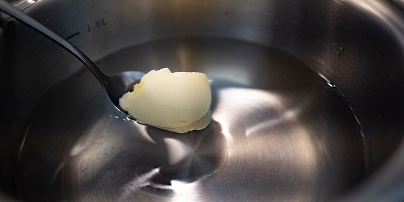 Přidejte 2 polévkové lžíce másla