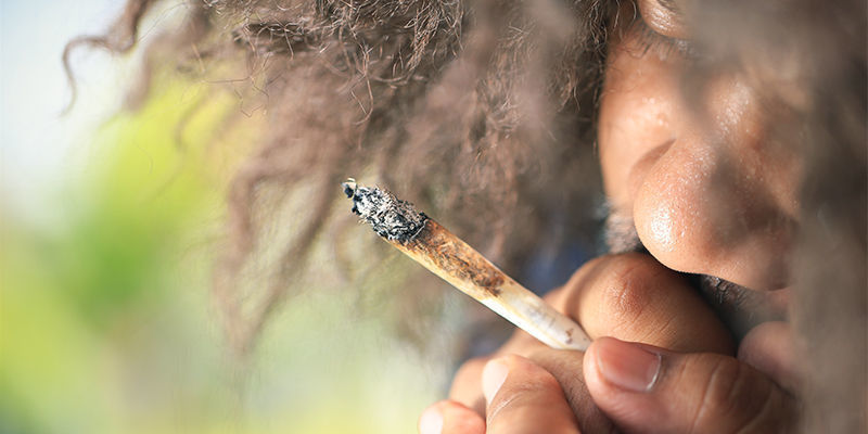 Proč někteř&iacute; lid&eacute; pociťuj&iacute; tr&aacute;vic&iacute; pot&iacute;že po konop&iacute;?