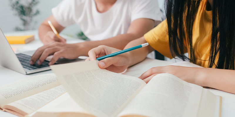 Už&iacute;v&aacute;n&iacute; lysohl&aacute;vek při studiu: Zlep&scaron;&iacute; se v&yacute;sledky?