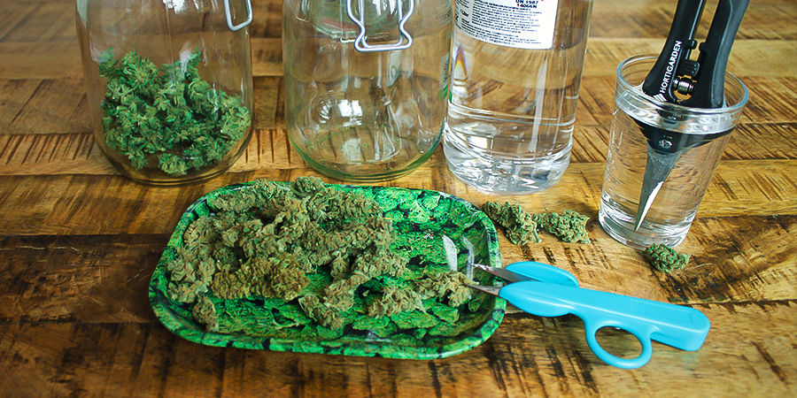 Jak udržet stř&iacute;hac&iacute; nůžky na konop&iacute; čist&eacute;