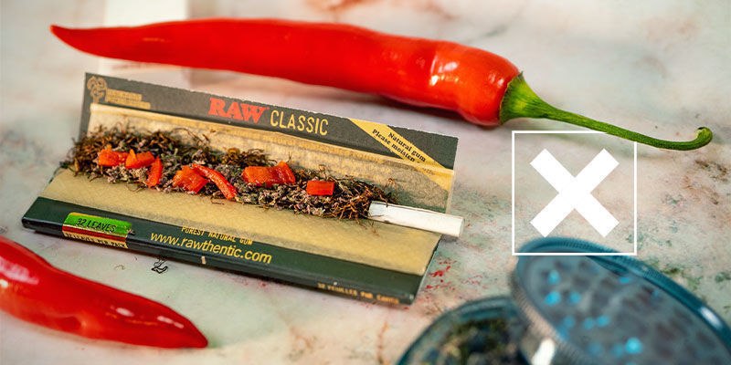 Měli byste kouřit chilli papričky s tr&aacute;vou?