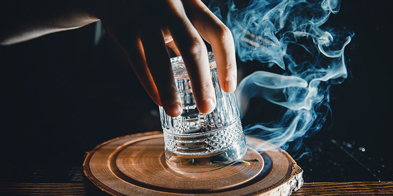 Kouřen&iacute; přes sklenici