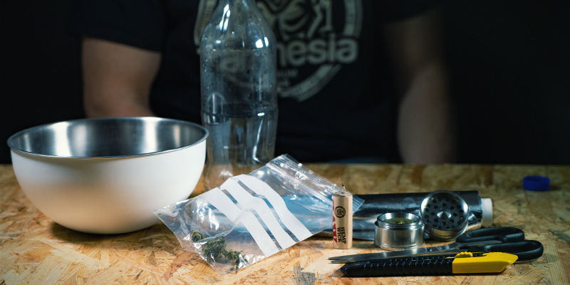 Jak vyrobit vodop&aacute;dov&yacute; gravity bong