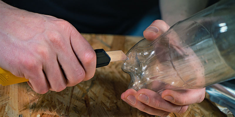 Vodop&aacute;dov&aacute; gravity bong: udělejte mal&yacute; otvor zhruba v prvn&iacute; čtvrtině l&aacute;hve