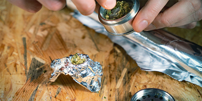 Vodop&aacute;dov&aacute; gravity bong: sundejte uz&aacute;věr l&aacute;hve a horn&iacute; č&aacute;st obalte alobalem, abyste vytvořili kotl&iacute;k