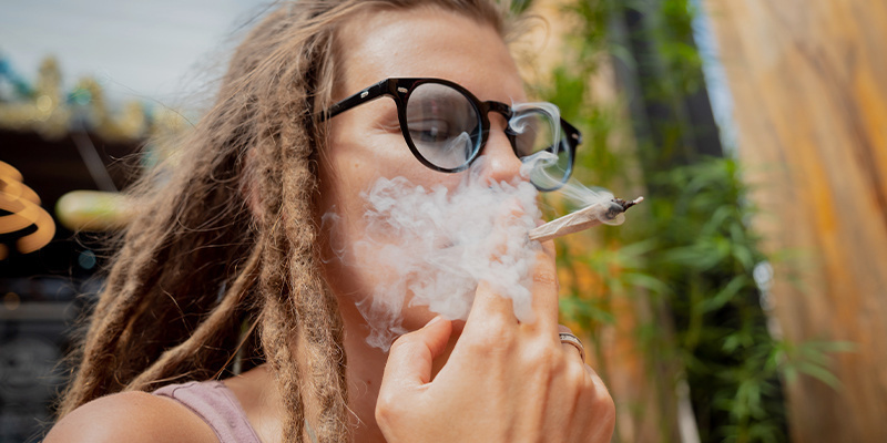 &Uacute;rovně THC a d&aacute;vkov&aacute;n&iacute;