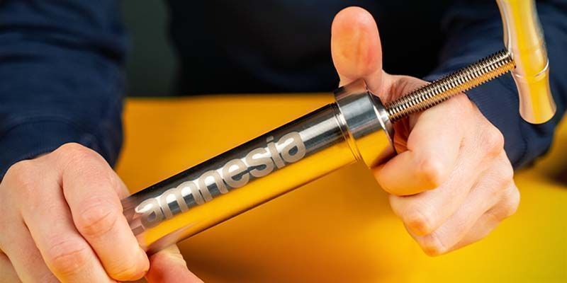 Na&scaron;roubov&aacute;n&iacute; horn&iacute; č&aacute;sti s rukojet&iacute; zpět na pylov&yacute; lis