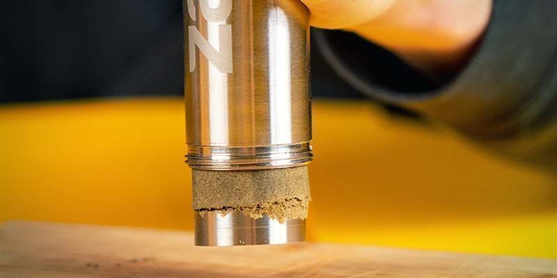 Otevřen&iacute; pylov&eacute;ho lisu zespodu