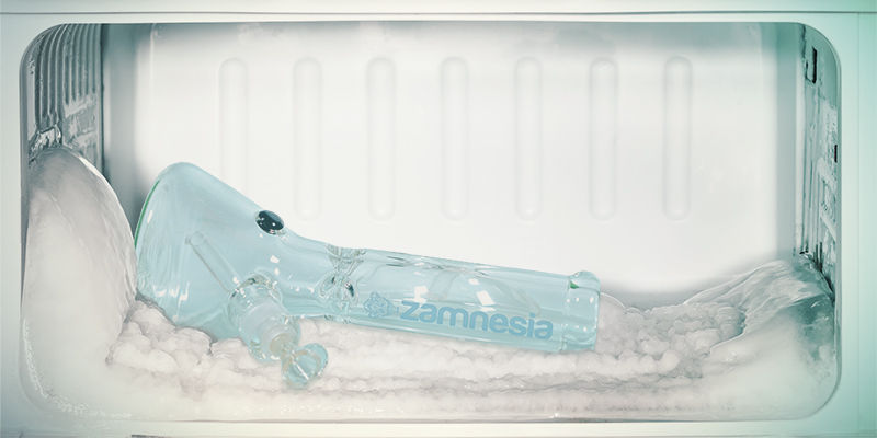 Můžete d&aacute;t bong do mraz&aacute;ku, abyste ochladili kouř?