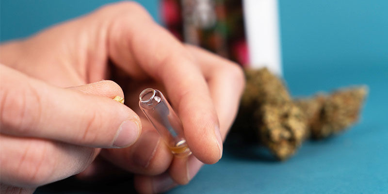 Vložte dovnitř mal&eacute; množstv&iacute; testovan&eacute;ho materi&aacute;lu. Vzorek nen&iacute; potřeba přesně odměřovat