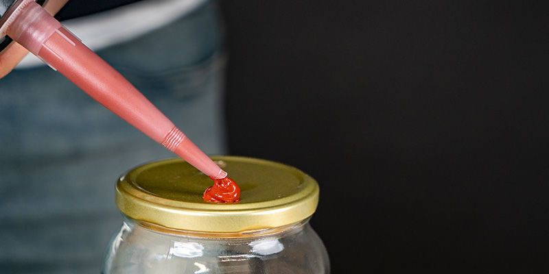 Naneste kapku RTV silikonu