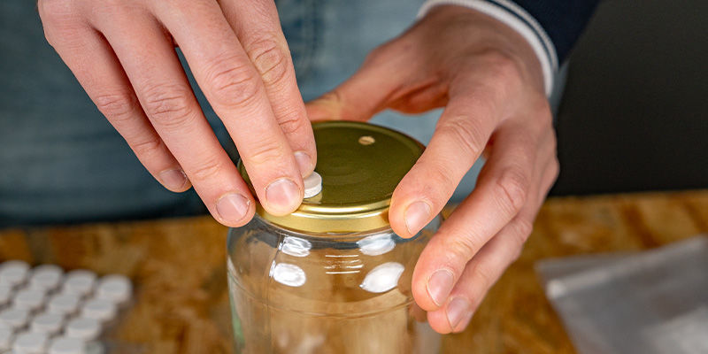 Naneste samolepic&iacute; samouzav&iacute;rac&iacute; injekčn&iacute; port