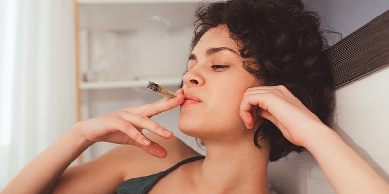 Jak se vyhnout ka&scaron;li při kouřen&iacute; tr&aacute;vy