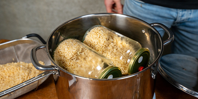 Um&iacute;stěte sklenice na ocelov&yacute; ro&scaron;t v tlakov&eacute;m hrnci