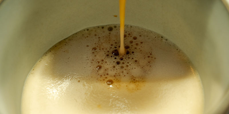 Použijte převařenou směs vody, oleje a konopí k přípravě kávy