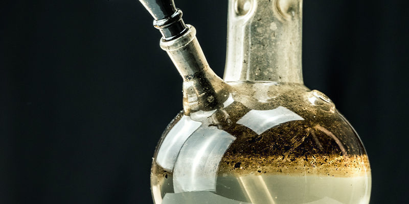 Jak pozn&aacute;te, že je čas vyměnit vodu v bongu?