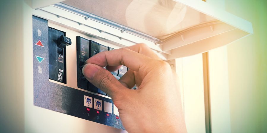 Pod&iacute;vejte se, zda je v elektroměrov&eacute; skř&iacute;ni jistič (#4)