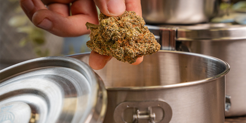 1. Naplňte sklenice nebo s&aacute;čky ze tř&iacute; čtvrtin