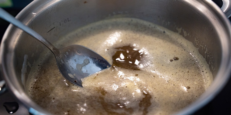 Snižte teplotu na mírný var a směs každých pár minut promíchejte