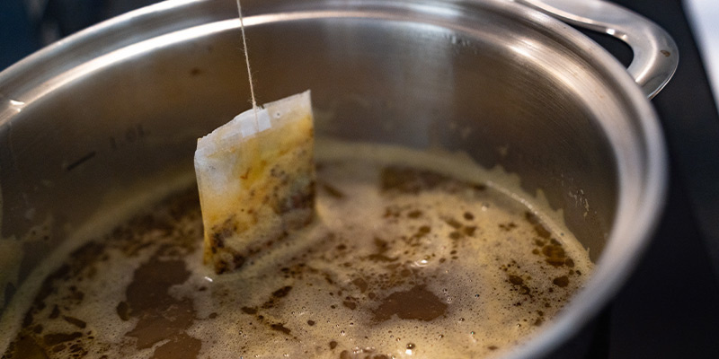Přidejte sáček černého čaje k louhování