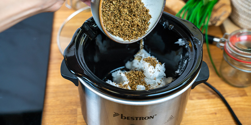 Krok 2: Smíchejte konopí s kokosovým olejem