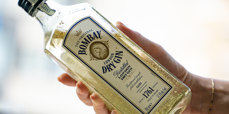 Láhev dobře uzavřete, protřepejte a uložte ji minimálně na dva dny na chladné a tmavé místo.