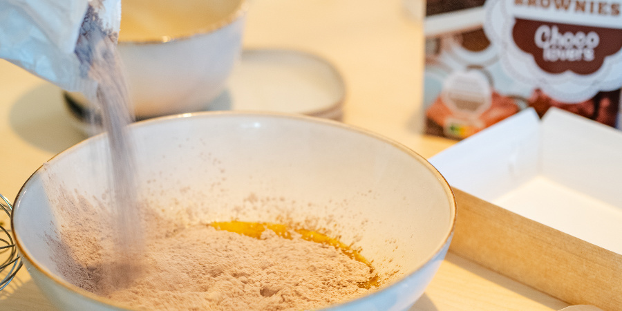 Přidejte směs na brownies