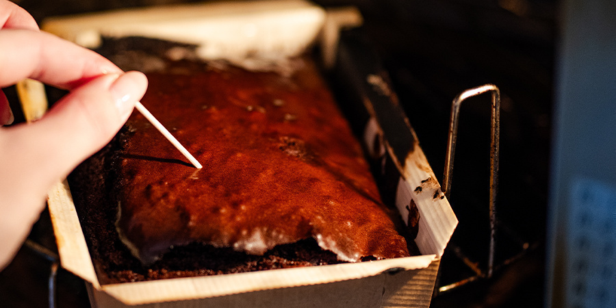 Zapíchněte špejli do středu a zkontrolujte, zda na ní nezůstává těsto