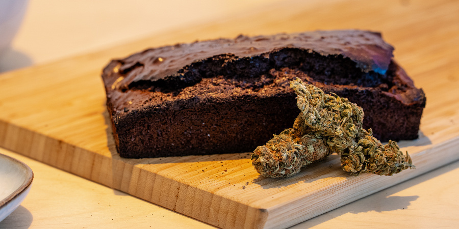 Nechte brownies asi deset minut chladnout na talíři