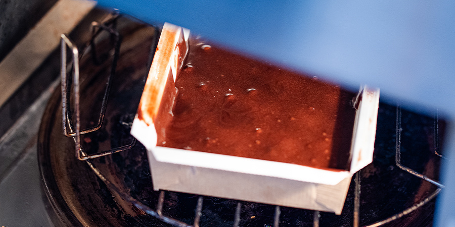 Těsto nalijte na plech nebo do formiček na brownies