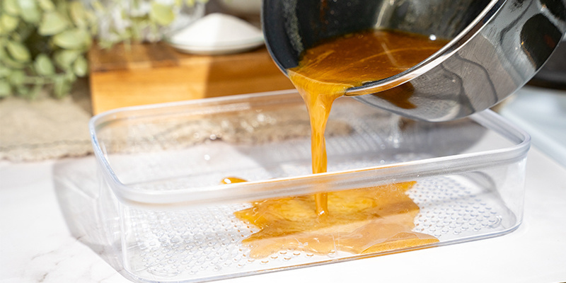 Pour the mixture into a heat-proof container and place the lid onto it.