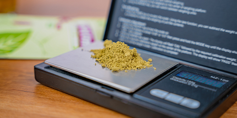 Jak dávkovat a užívat kratomový čaj