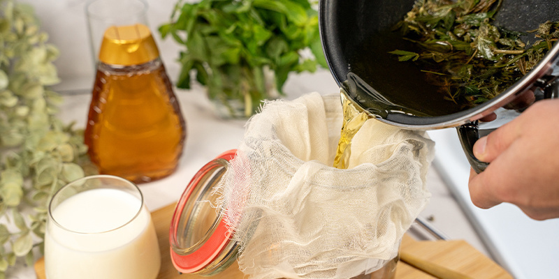 Přesceďte rostlinný materiál z „čaje“