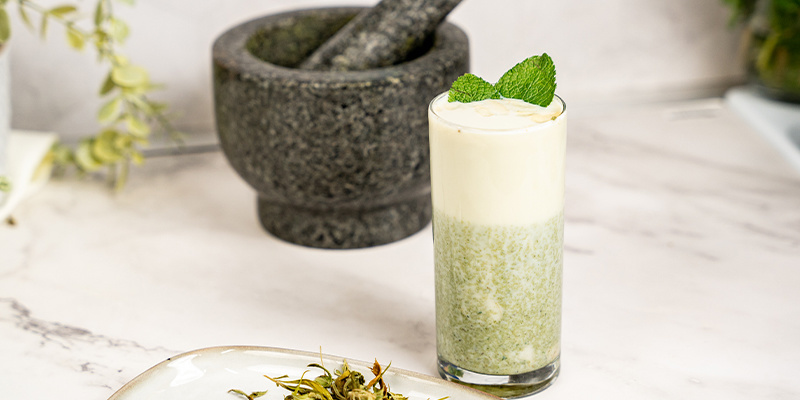 Důkladně promíchejte. Užijte si to! Bhang chutná nejlépe vychlazený!