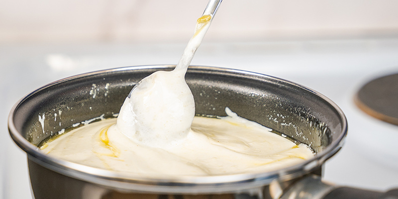 Poté sporák vypněte a do pánve přidejte vámi zvolený jogurt.