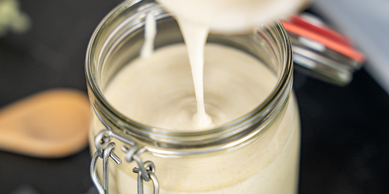 Hotový hašišový jogurt přendejte do uzavíratelné nádoby a uložte do lednice, dokud zcela nevychladne.