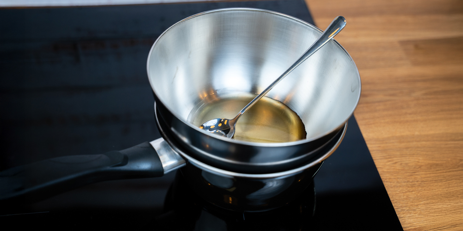 Misku s konopným medem postavte na hrnec