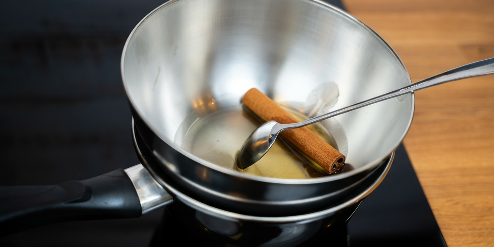 Zahřívejte med a míchejte