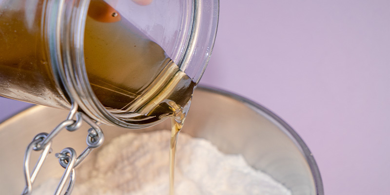 Při míchání postupně přilévejte konopný olej