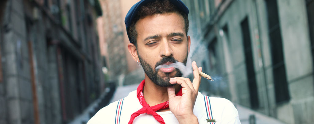 Proč jsou lidé, kteří kouří trávu, méně obézní