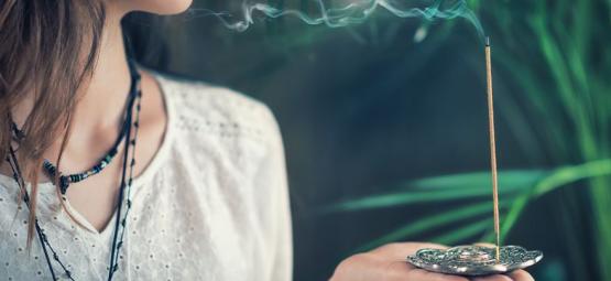 Jak si doma vyrobit bylinné vonné tyčinky pro uvolňující atmosféru