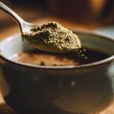 Můžete m&iacute;chat kratom s k&aacute;vou? Jak může vypadat va&scaron;e rann&iacute; rutina